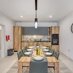 Apartment Spacious & Cozy 4-bedroom In Jell1-2 *