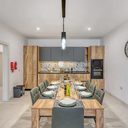 Apartman Spacious & Cozy 4-bedroom In Jell1-2 *