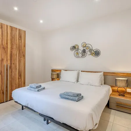 Spacious & Cozy 4-bedroom In Jell1-2