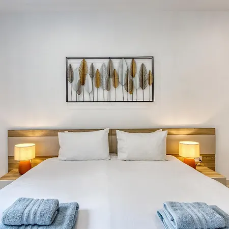 Spacious & Cozy 4-bedroom In Jell1-2