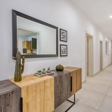 Spacious & Cozy 4-bedroom In Jell1-2 Apartman