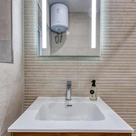 Spacious & Cozy 4-bedroom In Jell1-2