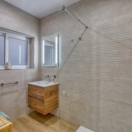 Spacious & Cozy 4-bedroom In Jell1-2 *