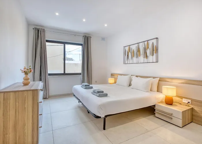 Spacious & Cozy 4-bedroom In Jell1-2