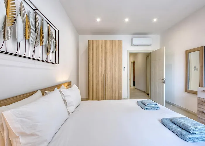 Spacious & Cozy 4-bedroom In Jell1-2 Apartment