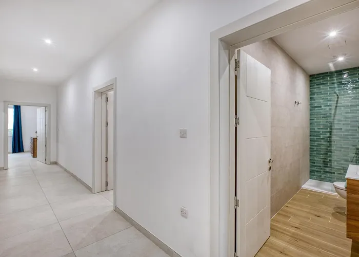 Spacious & Cozy 4-bedroom In Jell1-2 Apartment *