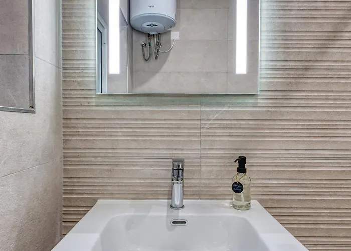 Spacious & Cozy 4-bedroom In Jell1-2