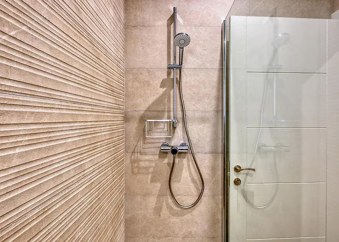 Spacious & Cozy 4-bedroom In Jell1-2 Apartment *