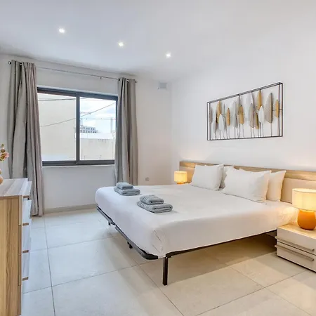 Spacious & Cozy 4-bedroom In Jell1-2