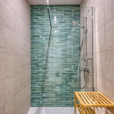 Apartment Spacious & Cozy 4-bedroom In Jell1-2