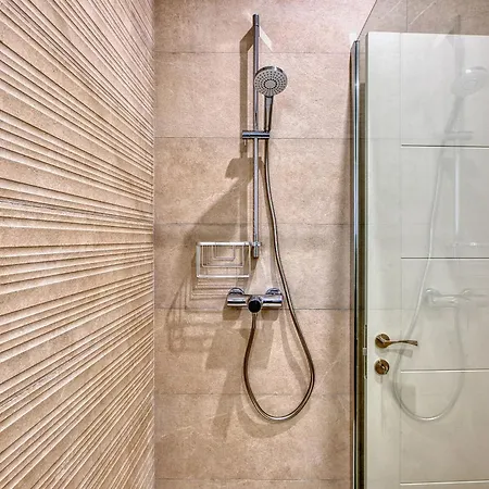 Spacious & Cozy 4-bedroom In Jell1-2 Apartment *