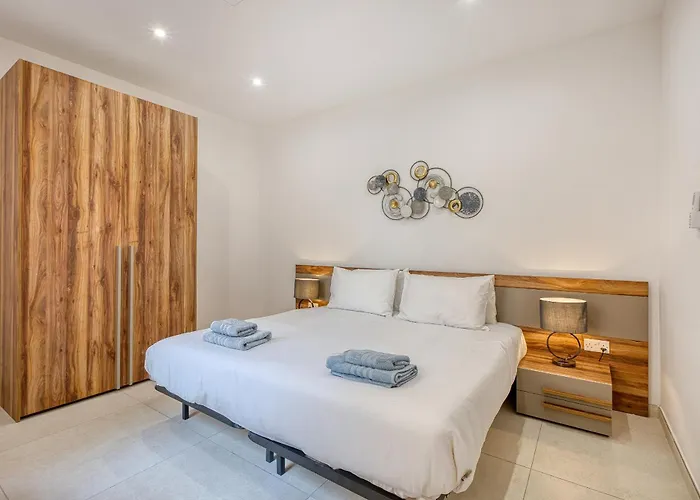 Spacious & Cozy 4-bedroom In Jell1-2