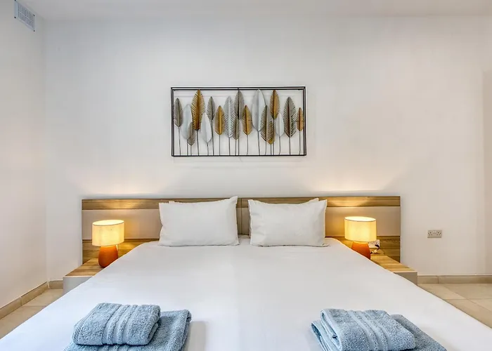 Spacious & Cozy 4-bedroom In Jell1-2