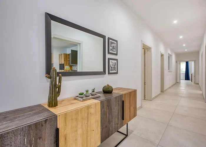 Spacious & Cozy 4-bedroom In Jell1-2 Apartman